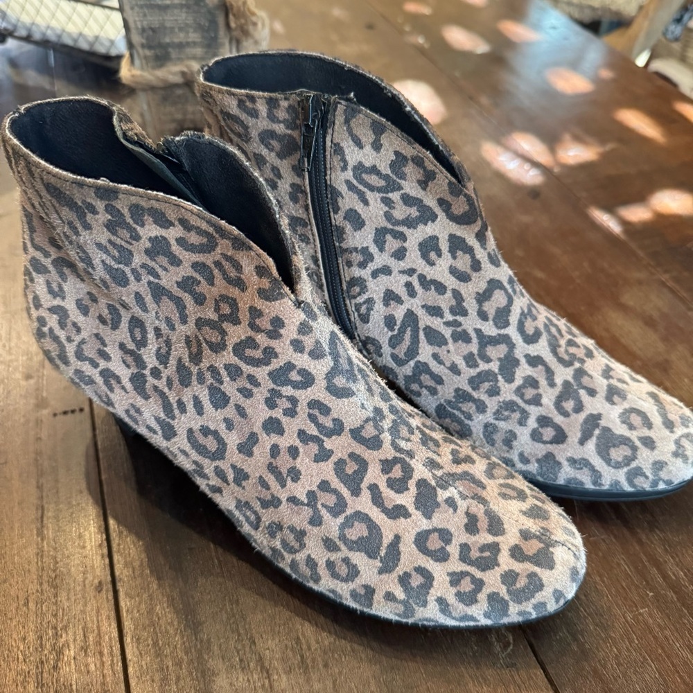 Munro Leopard Print Suede Ankle Booties sz 8.5